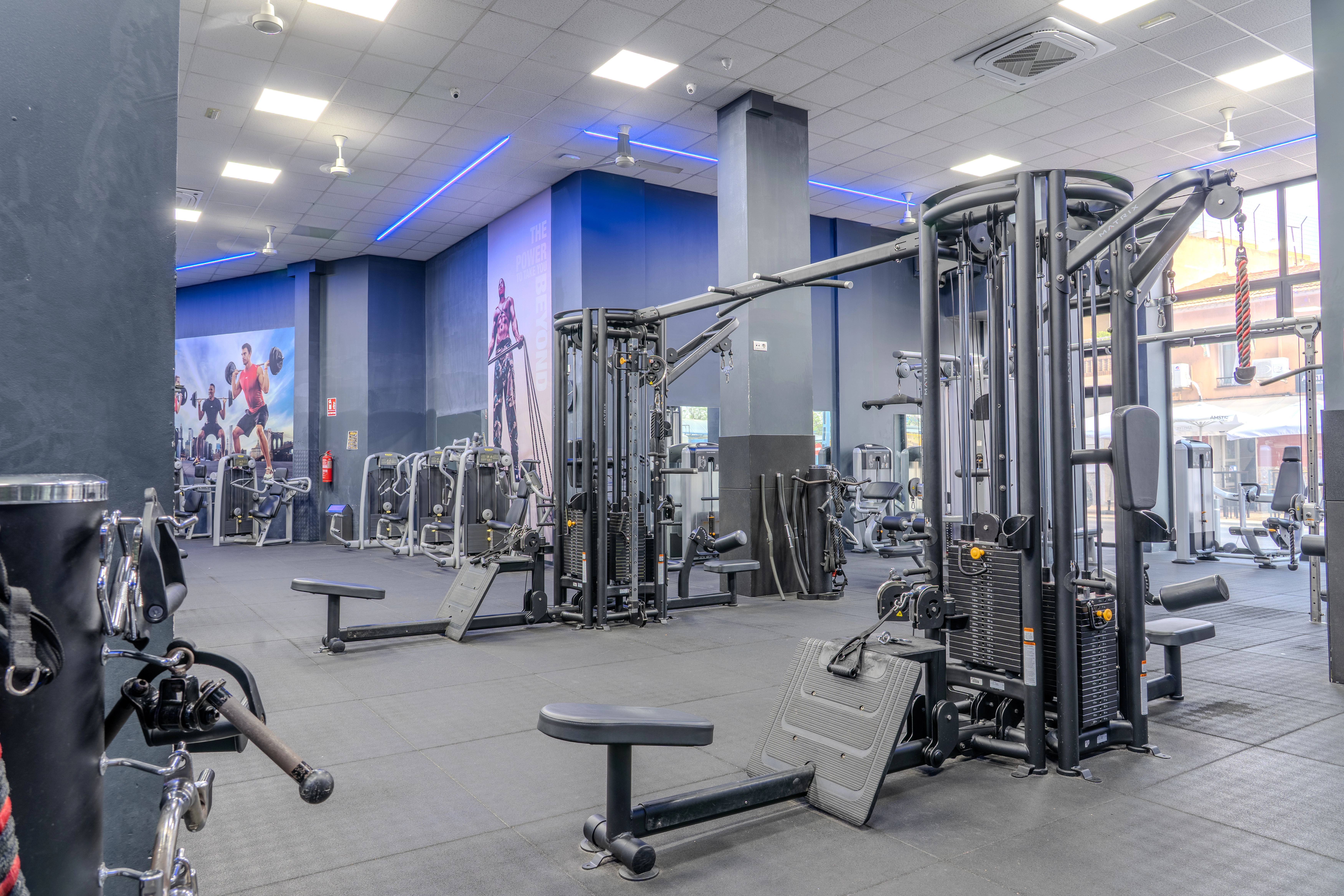 Sala fitness moderna y luminosa de Gym Doris con clase dirigida