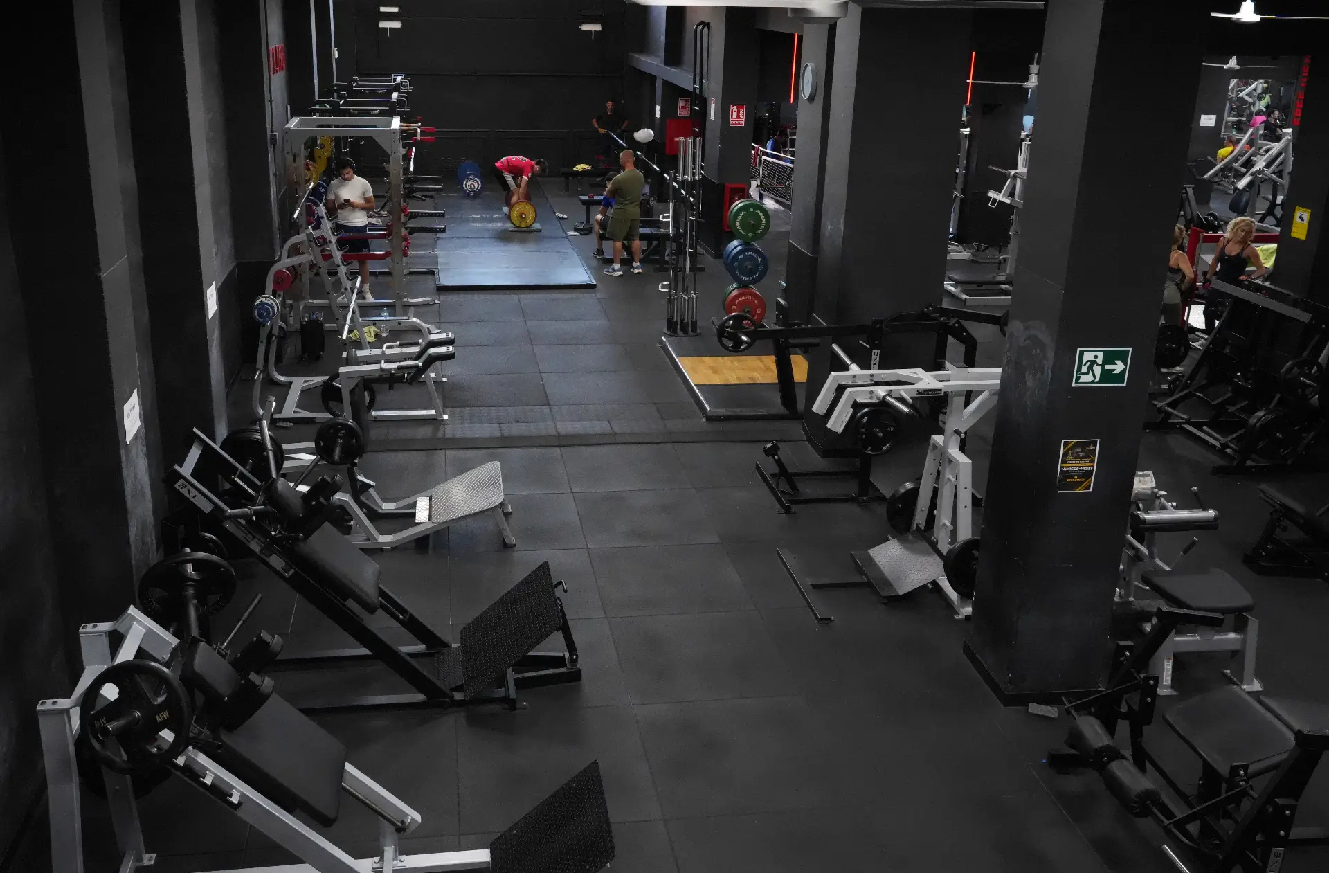 Zona Old School de peso libre y powerlifting de Gym Doris